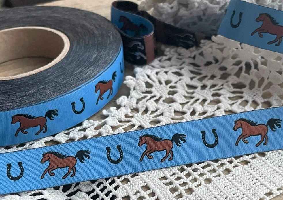1m Webband - galoppierende Pferde - 17mm breit - himmelblau