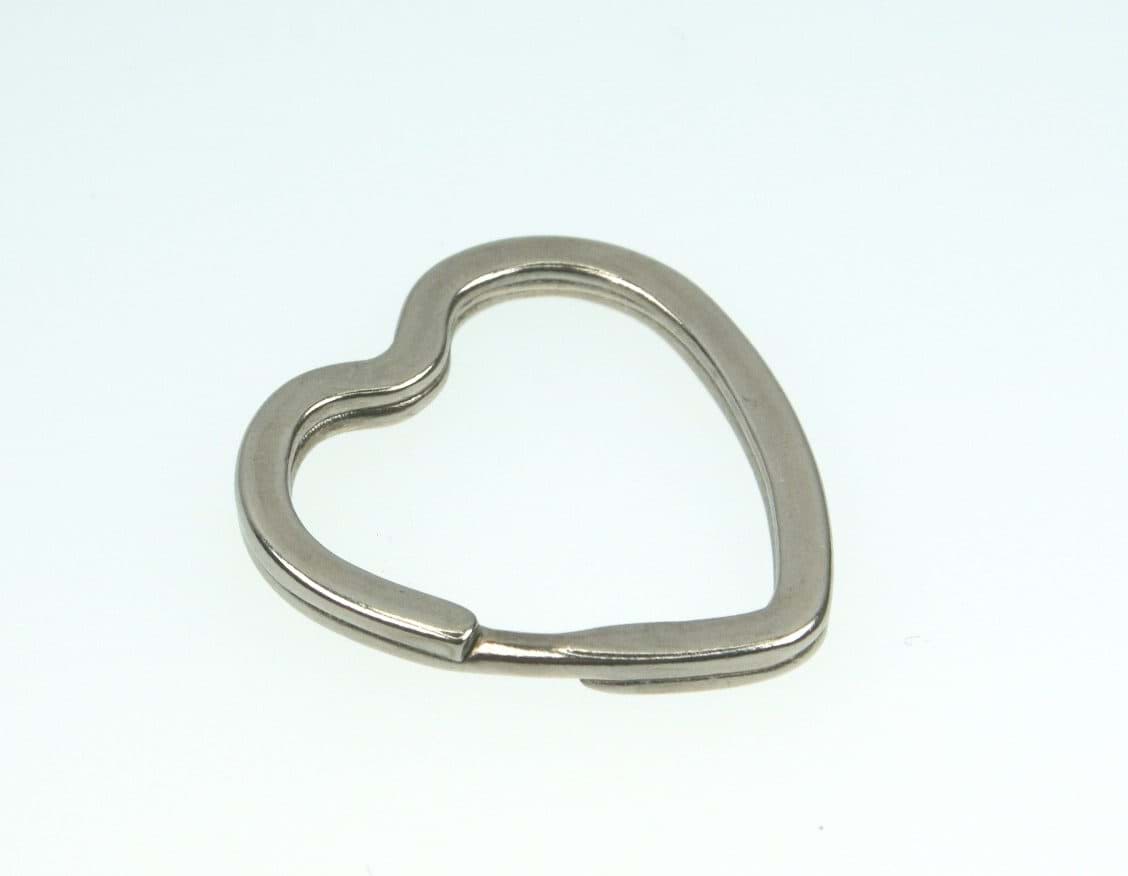 Picture of 31mm key ring flat made of spring steel - heart-shaped - 50 pieces